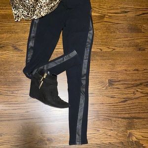 Leggings with vegan leather side stripe